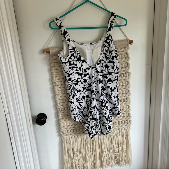 Full coverage one piece swim suit, lands end tugless - Picture 8 of 8